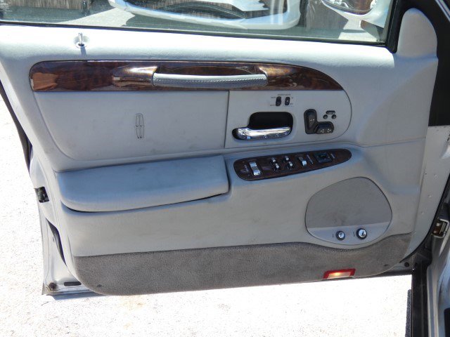 Used 2001 Lincoln Town Car Cartier image 9