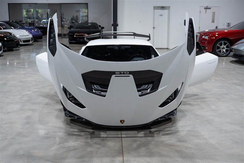 Used 2022 Lamborghini Huracan STO RWD image 35