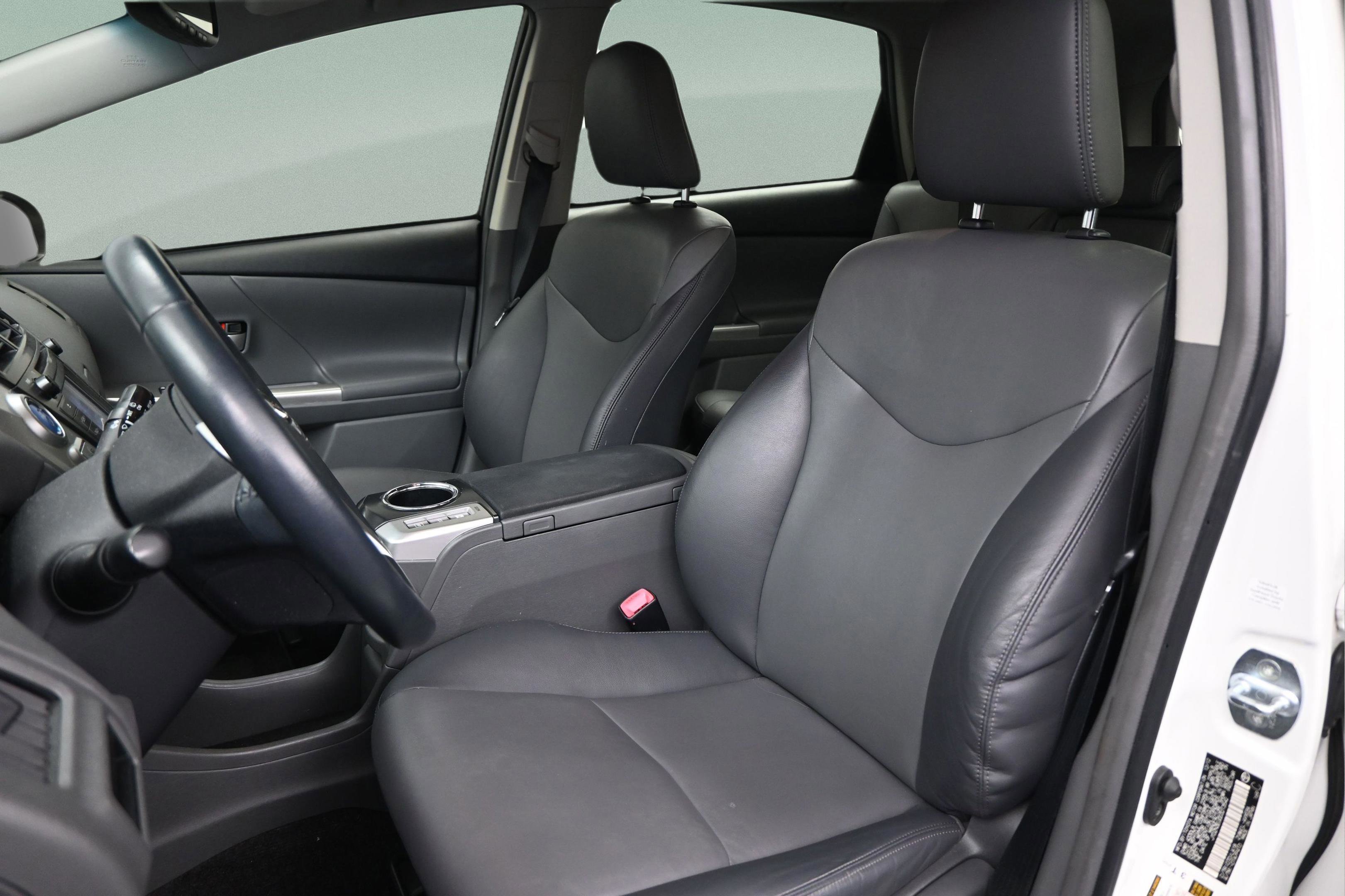 Used 2013 Toyota Prius V Five FWD image 31