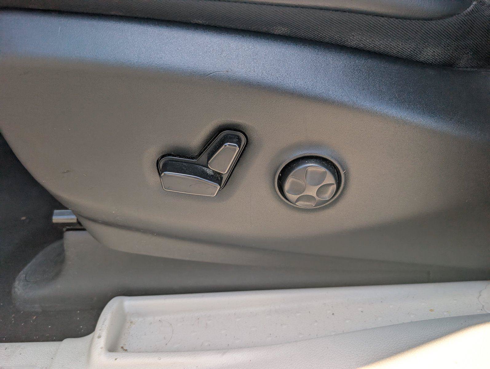 Used 2023 Chrysler Pacifica Touring-L FWD image 13