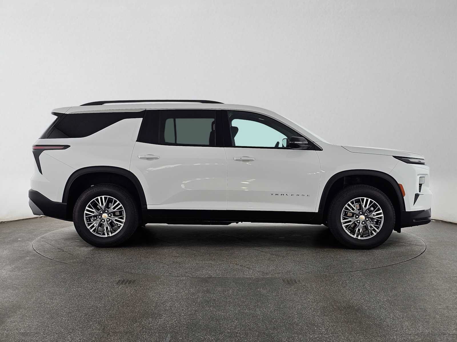 Used 2025 Chevrolet Traverse LT FWD image 2