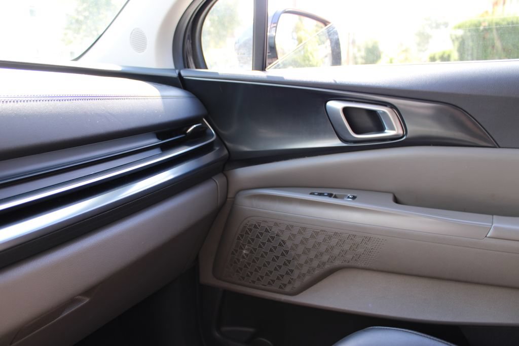 Used 2025 Kia Carnival FWD image 18