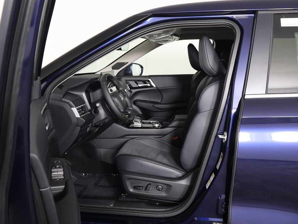 New 2025 Mitsubishi Outlander SE image 32