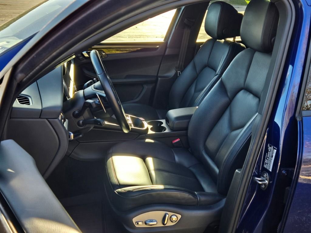 Certified 2024 Porsche Macan image 5
