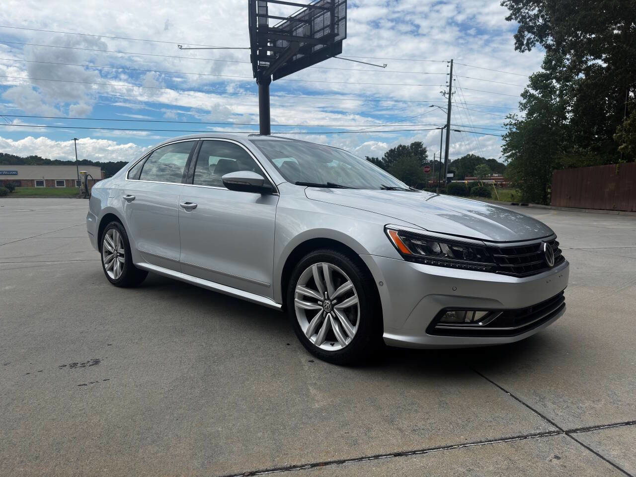 Used 2017 Volkswagen Passat 1.8T SEL Premium image 3