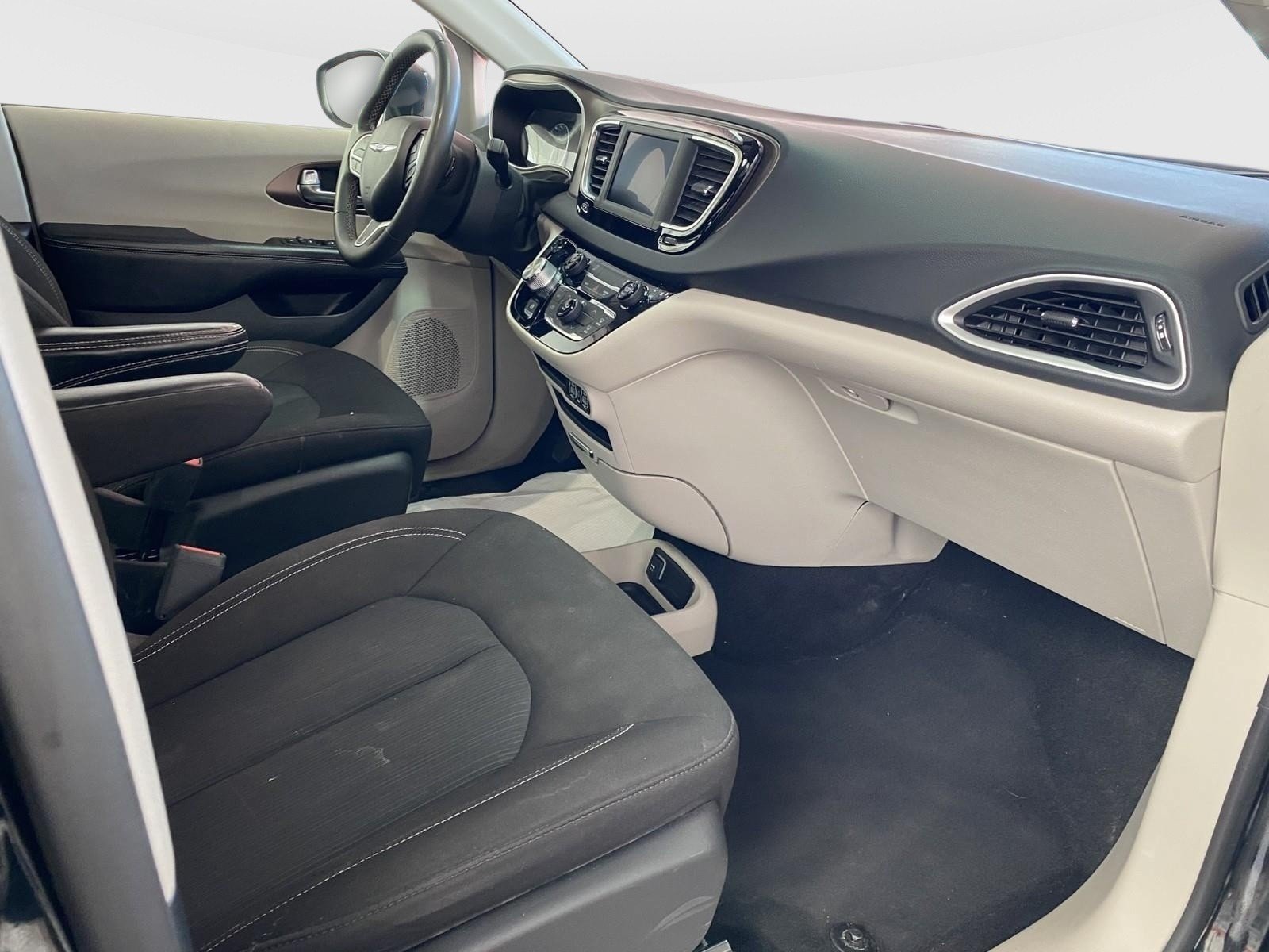Used 2022 Chrysler Voyager LX FWD image 8