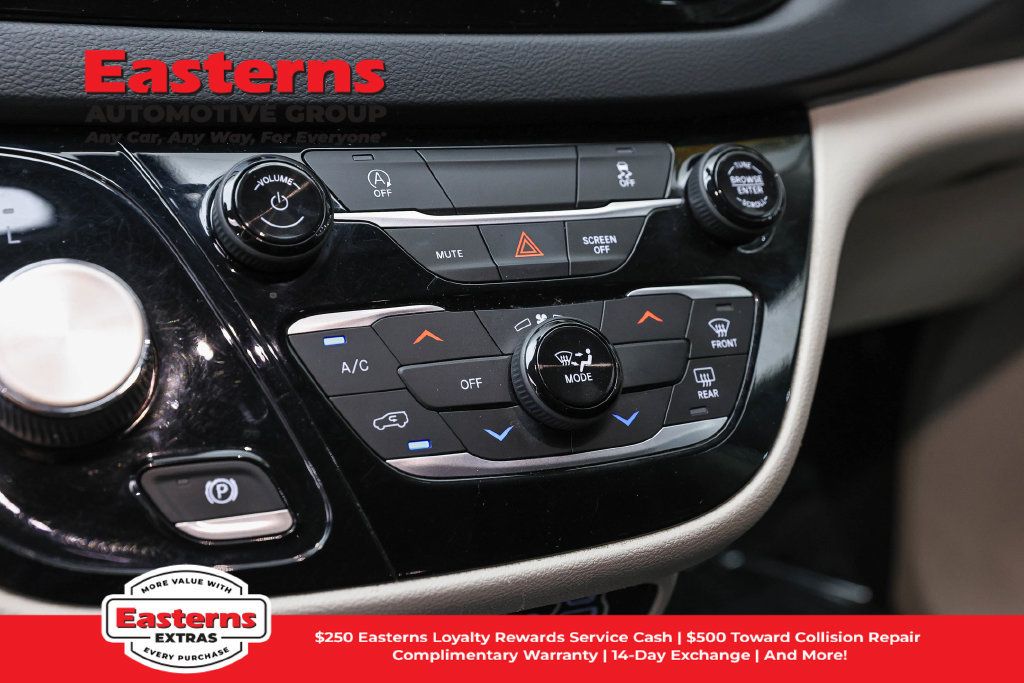 Used 2022 Chrysler Voyager LX FWD image 21