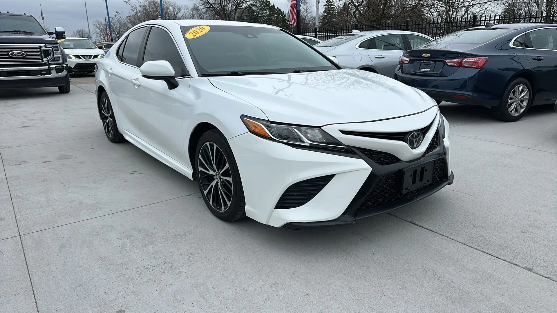 Used 2020 Toyota Camry SE image 3