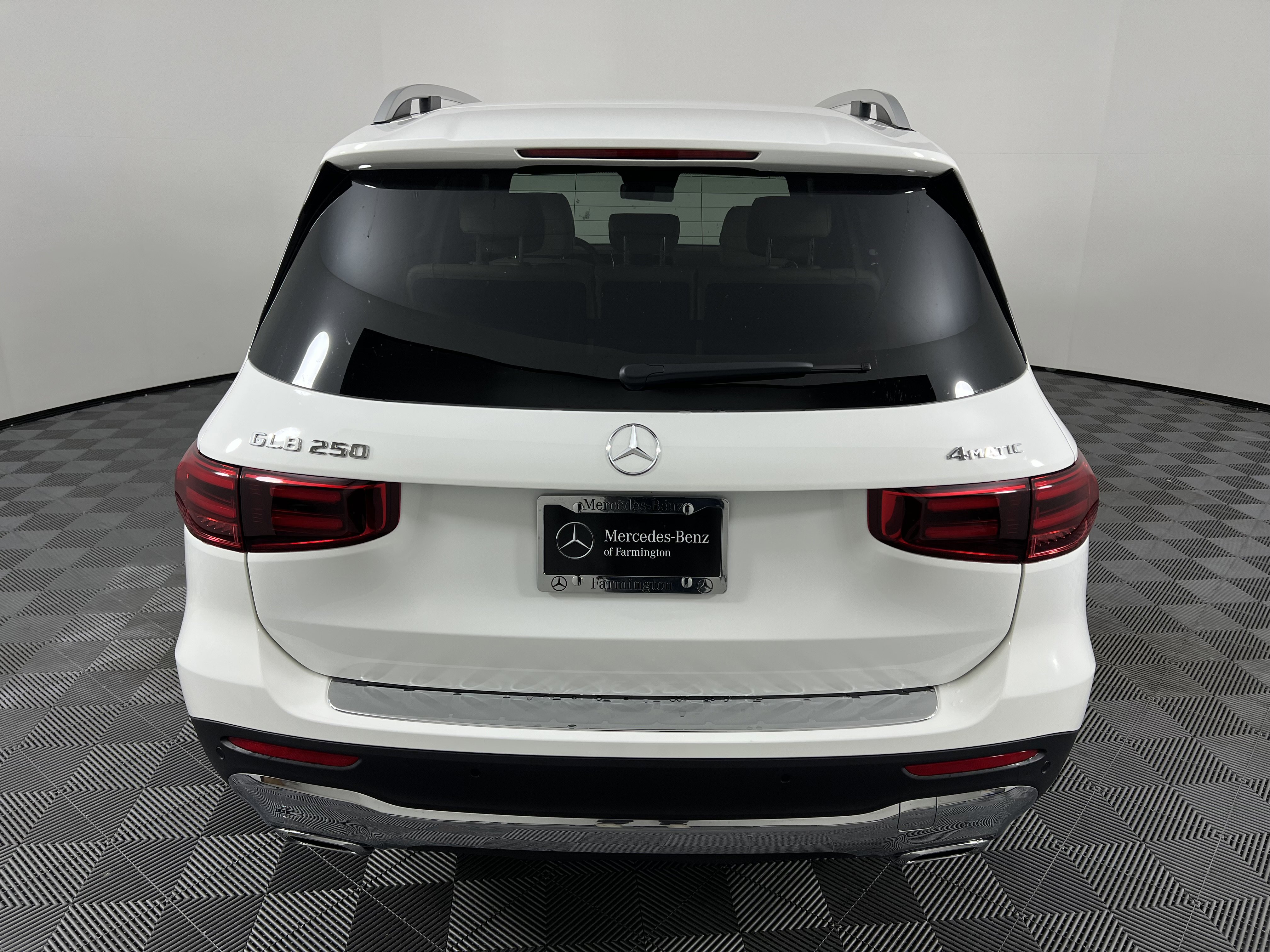 Used 2025 Mercedes-Benz GLB 250 4MATIC image 11
