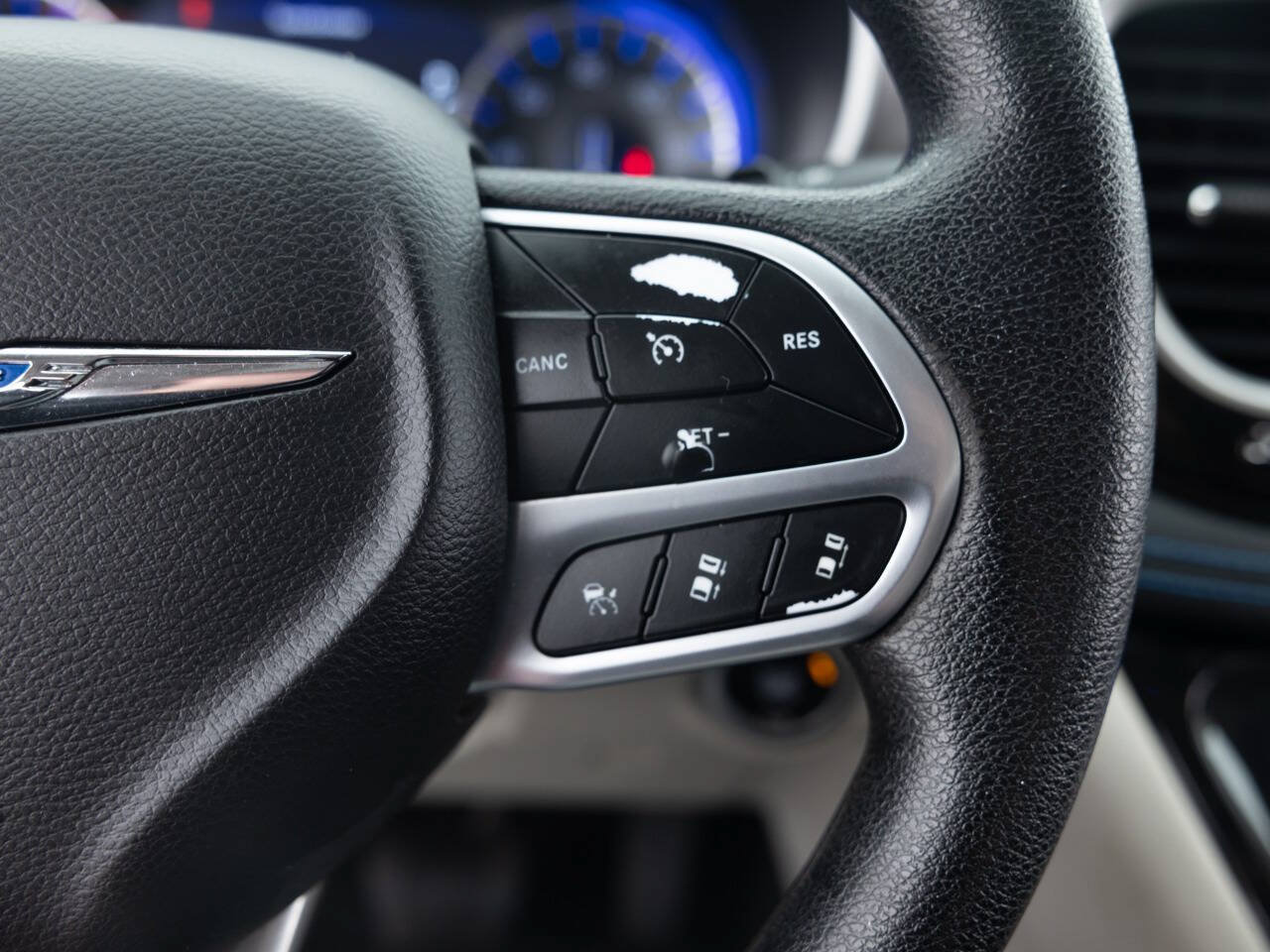 Used 2021 Chrysler Pacifica Touring FWD image 38