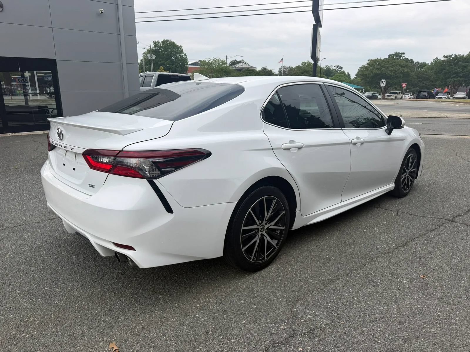 Used 2024 Toyota Camry SE FWD image 5