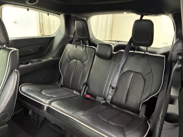 Used 2025 Chrysler Pacifica Limited image 18