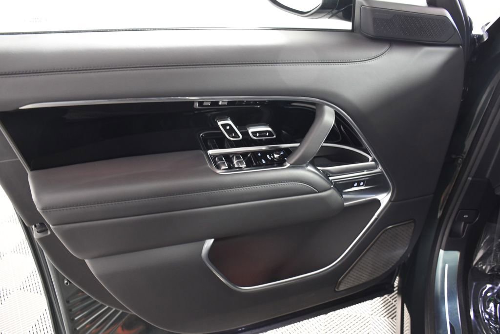 Used 2025 Land Rover Range Rover Autobiography image 14