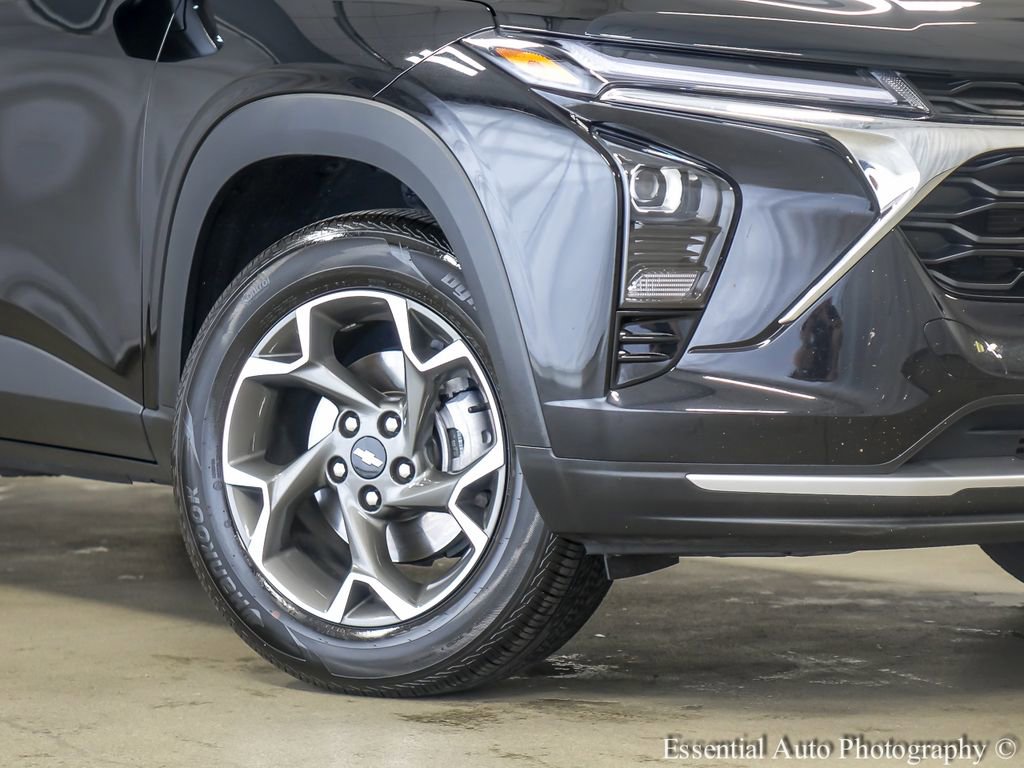 Used 2025 Chevrolet Trax LT FWD image 4