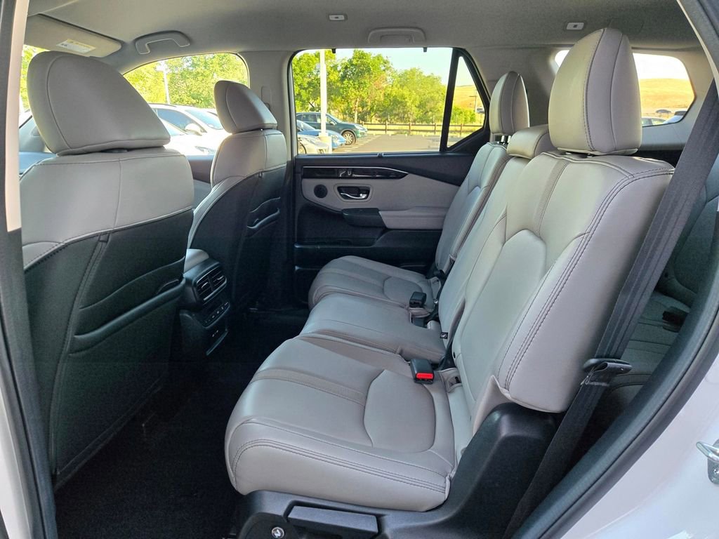 Used 2025 Honda Pilot EX-L image 10