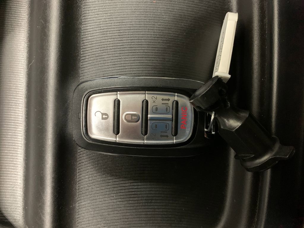 Used 2020 Chrysler Pacifica Touring-L FWD image 31