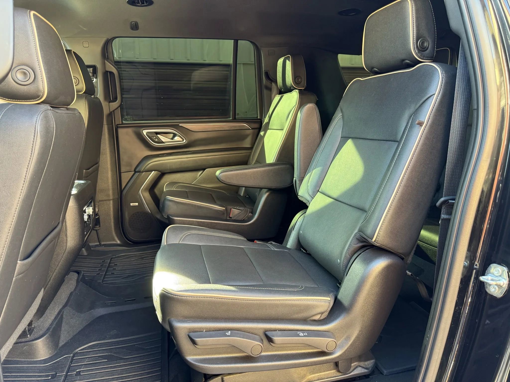 Used 2022 GMC Yukon XL SLT w/ SLT Luxury Package image 14