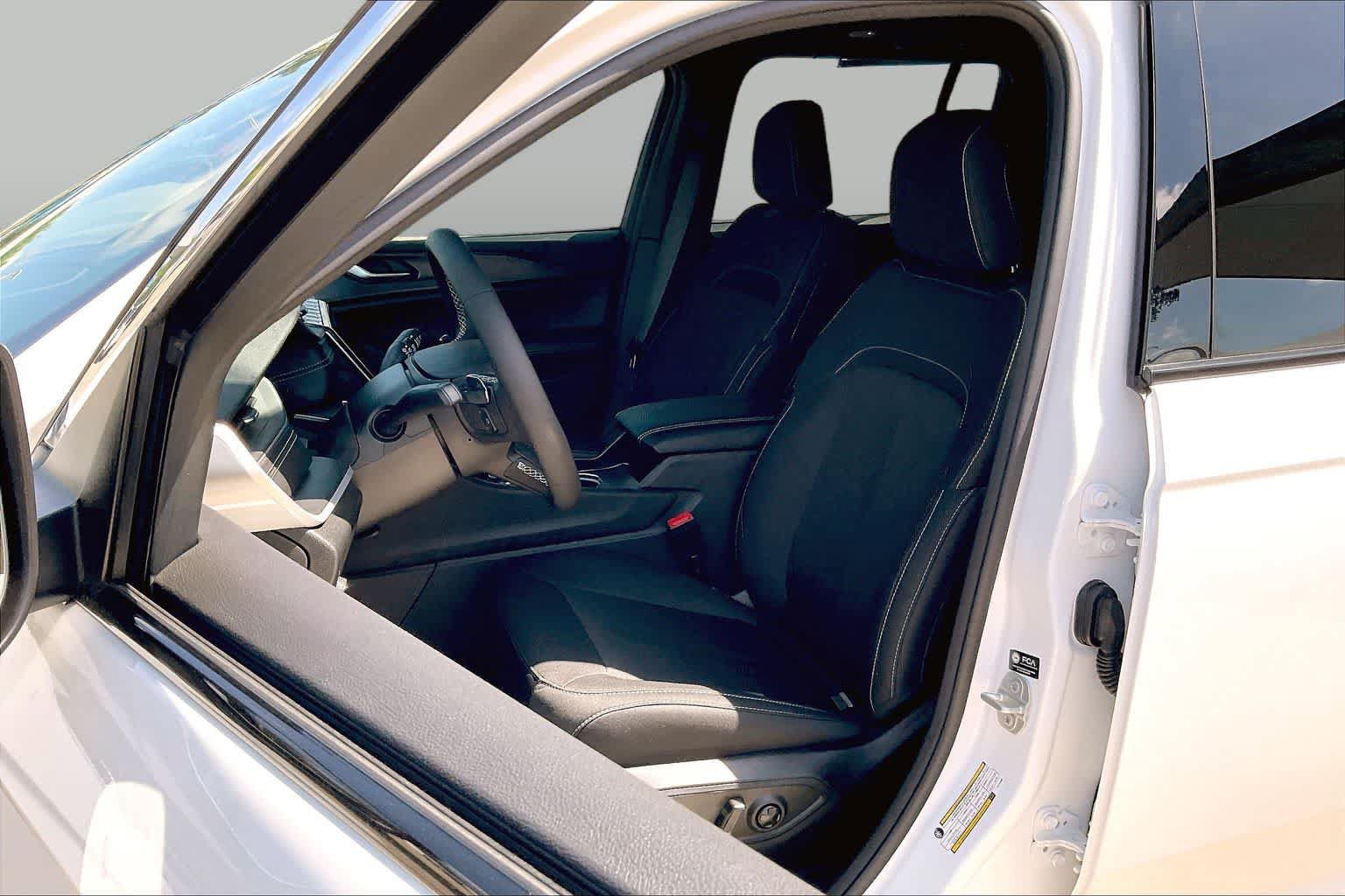 New 2026 Jeep Grand Cherokee Laredo AWD/4WD image 9