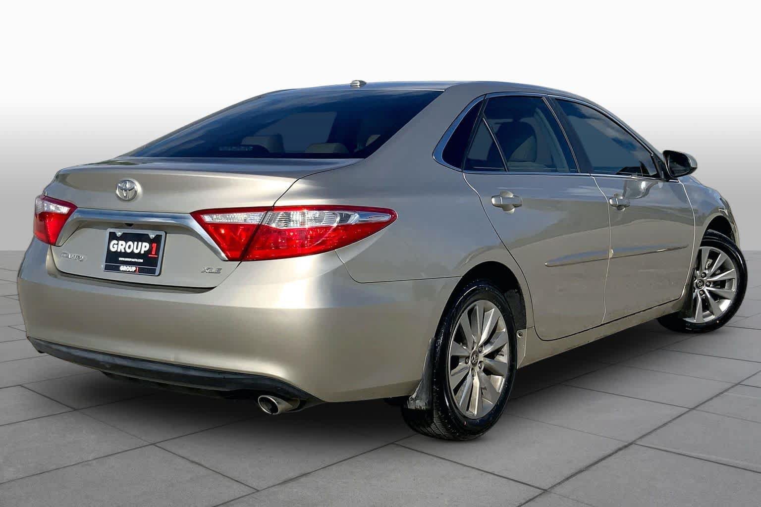 Used 2017 Toyota Camry XLE w/ Moonroof Package FWD image 13