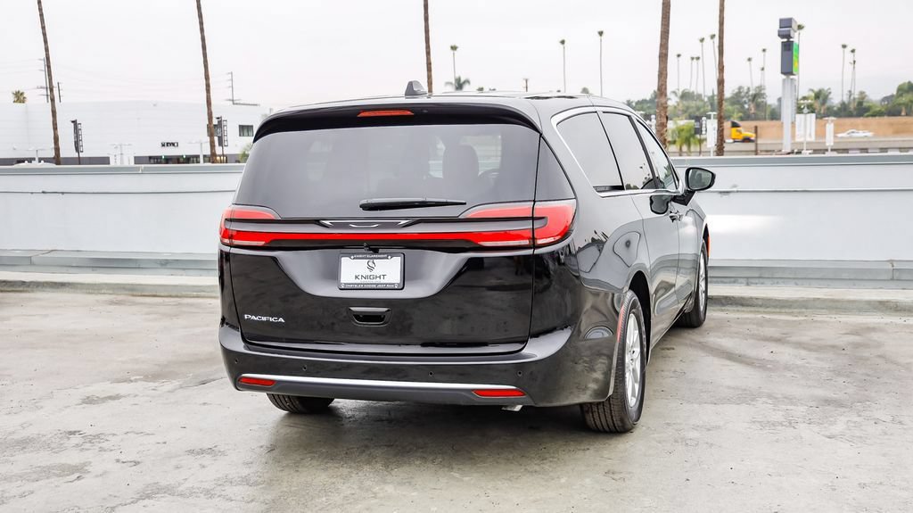 New 2027 Chrysler Pacifica Select FWD image 9
