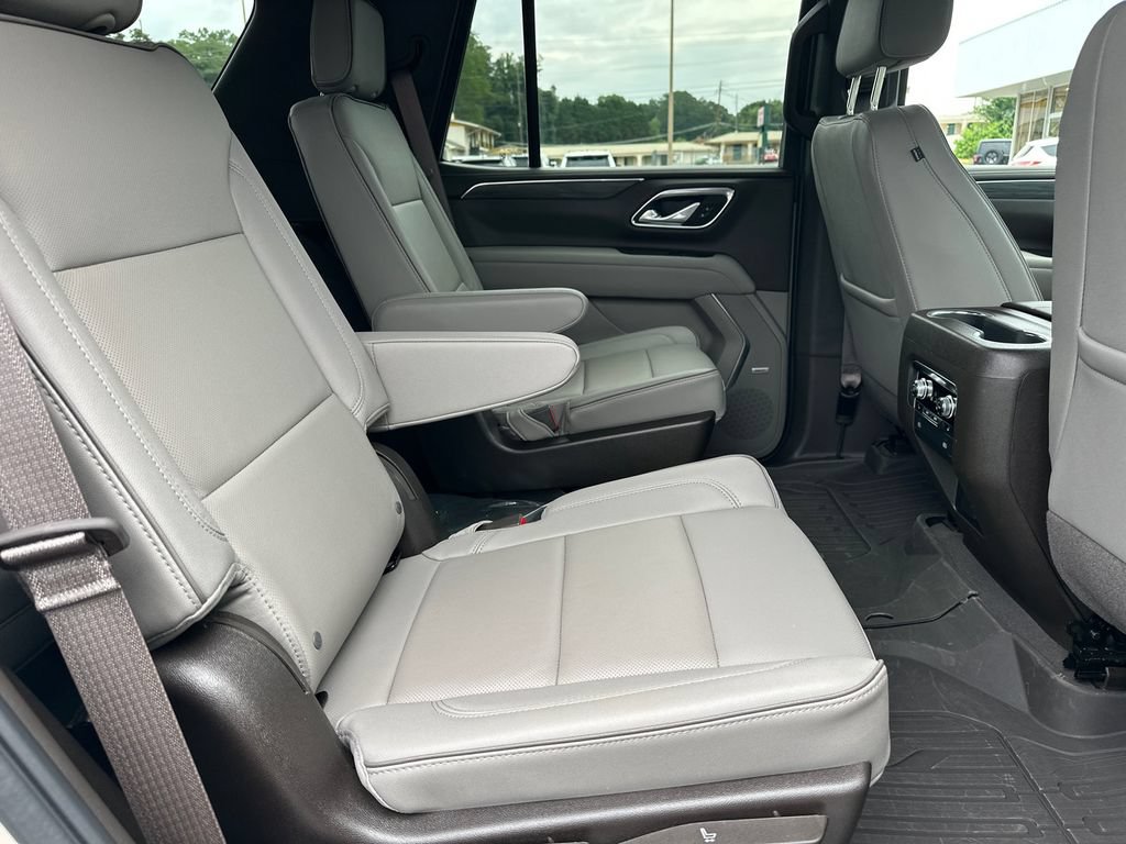 Used 2024 GMC Yukon SLT w/ SLT Luxury Package RWD image 16