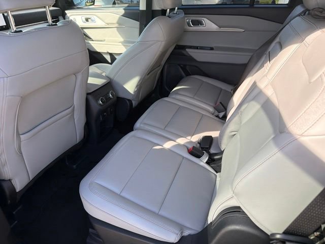 Used 2025 Ford Explorer Active w/ Active Comfort Package RWD image 18