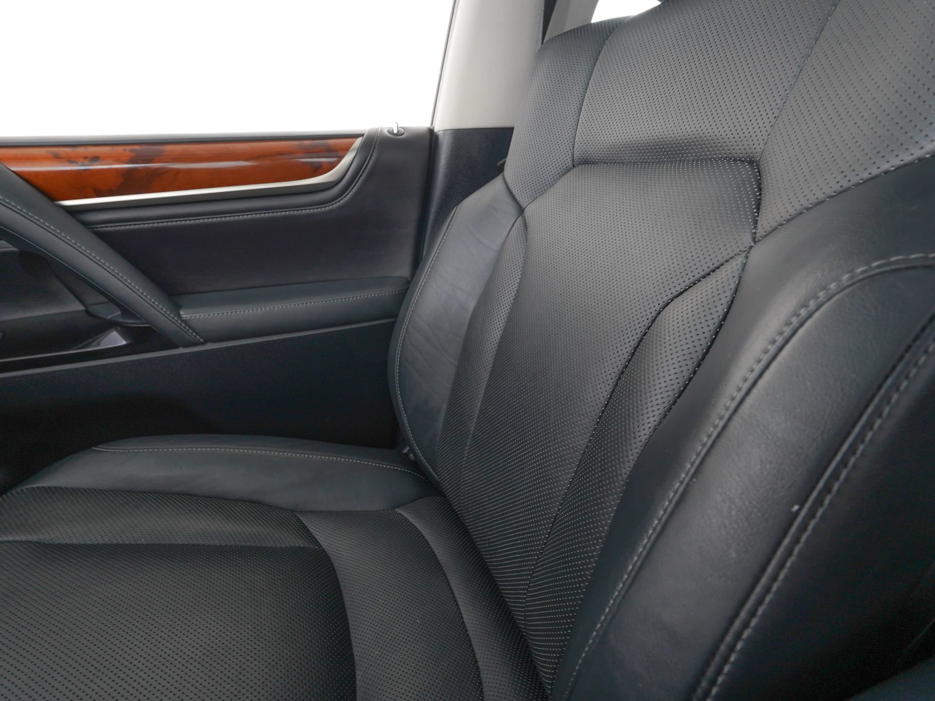 Used 2016 Lexus LX 570 4WD w/ Luxury Package image 28