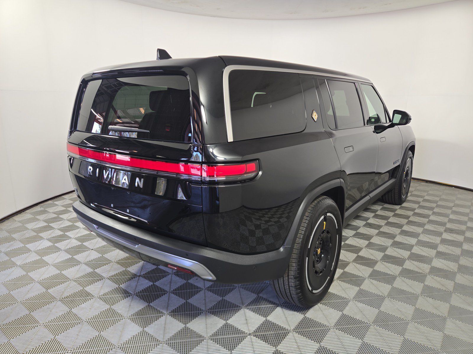 Used 2025 Rivian R1S Adventure AWD/4WD image 5