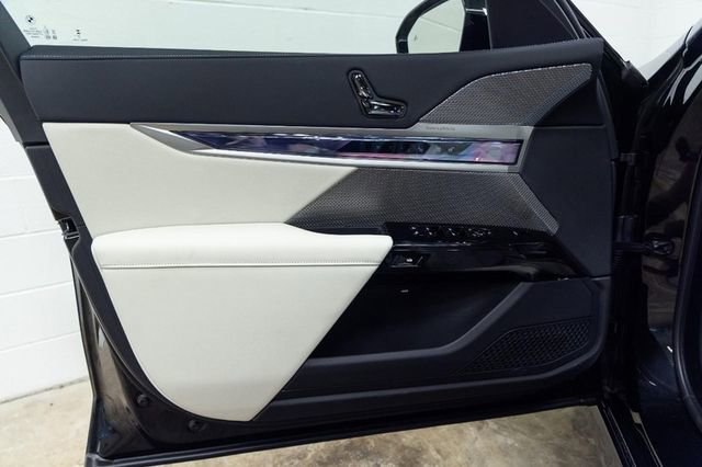 Used 2025 BMW 760i xDrive w/ Executive Package image 17