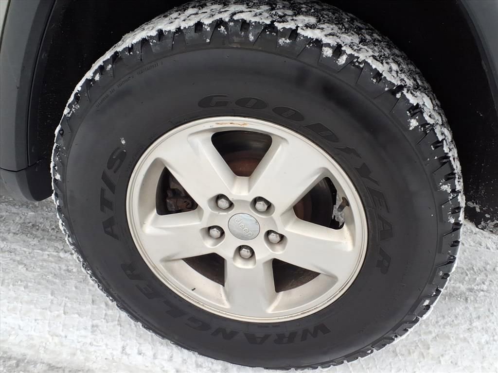 Used 2011 Jeep Grand Cherokee Laredo image 8