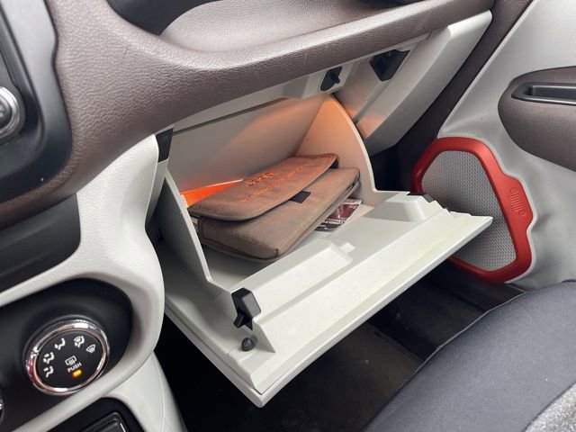 Used 2016 Jeep Renegade Latitude image 18