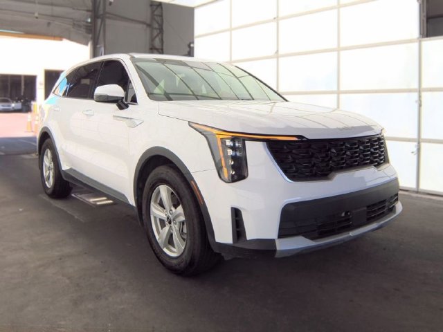 Certified 2026 Kia Sorento LX FWD image 2