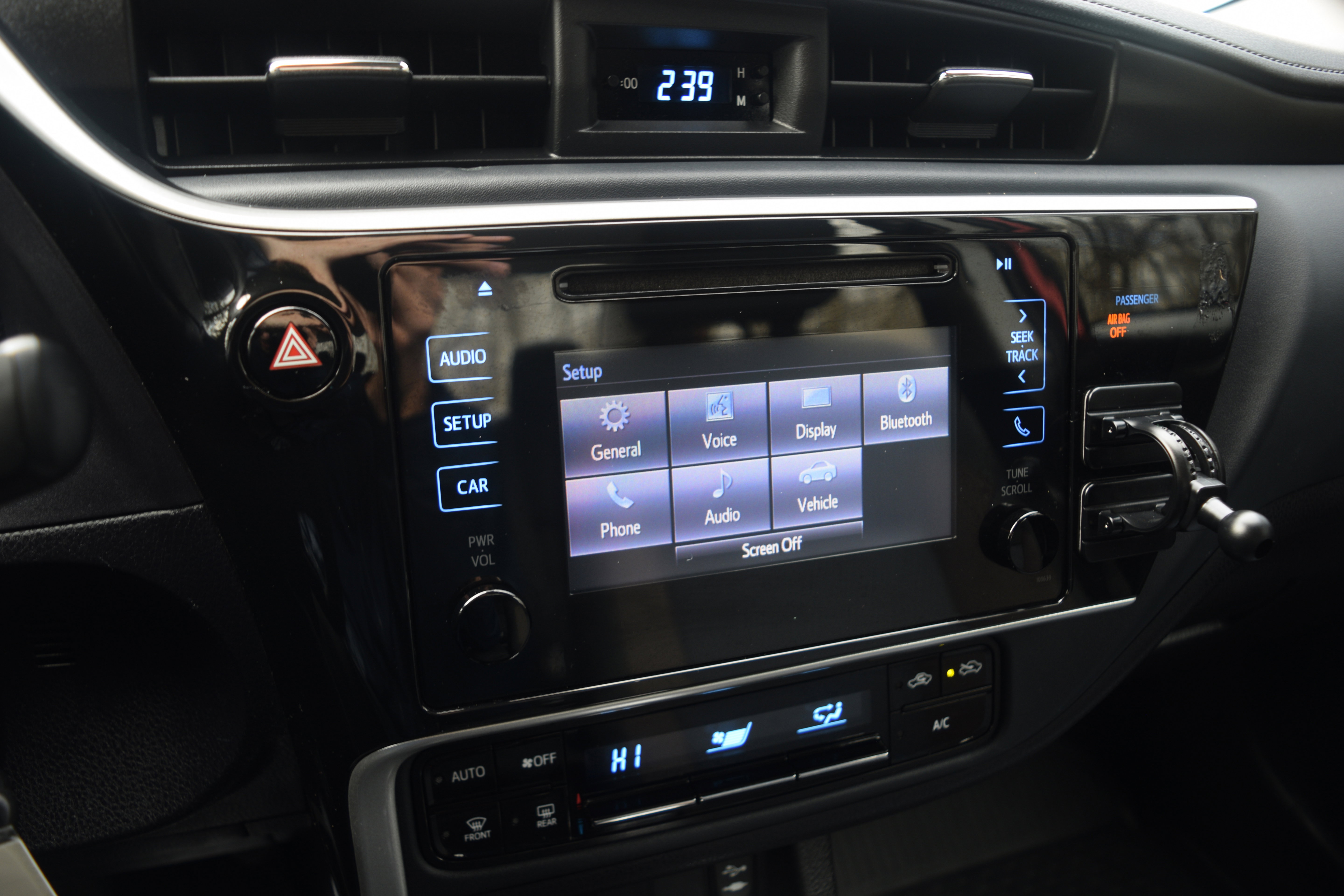 Used 2018 Toyota Corolla LE image 9