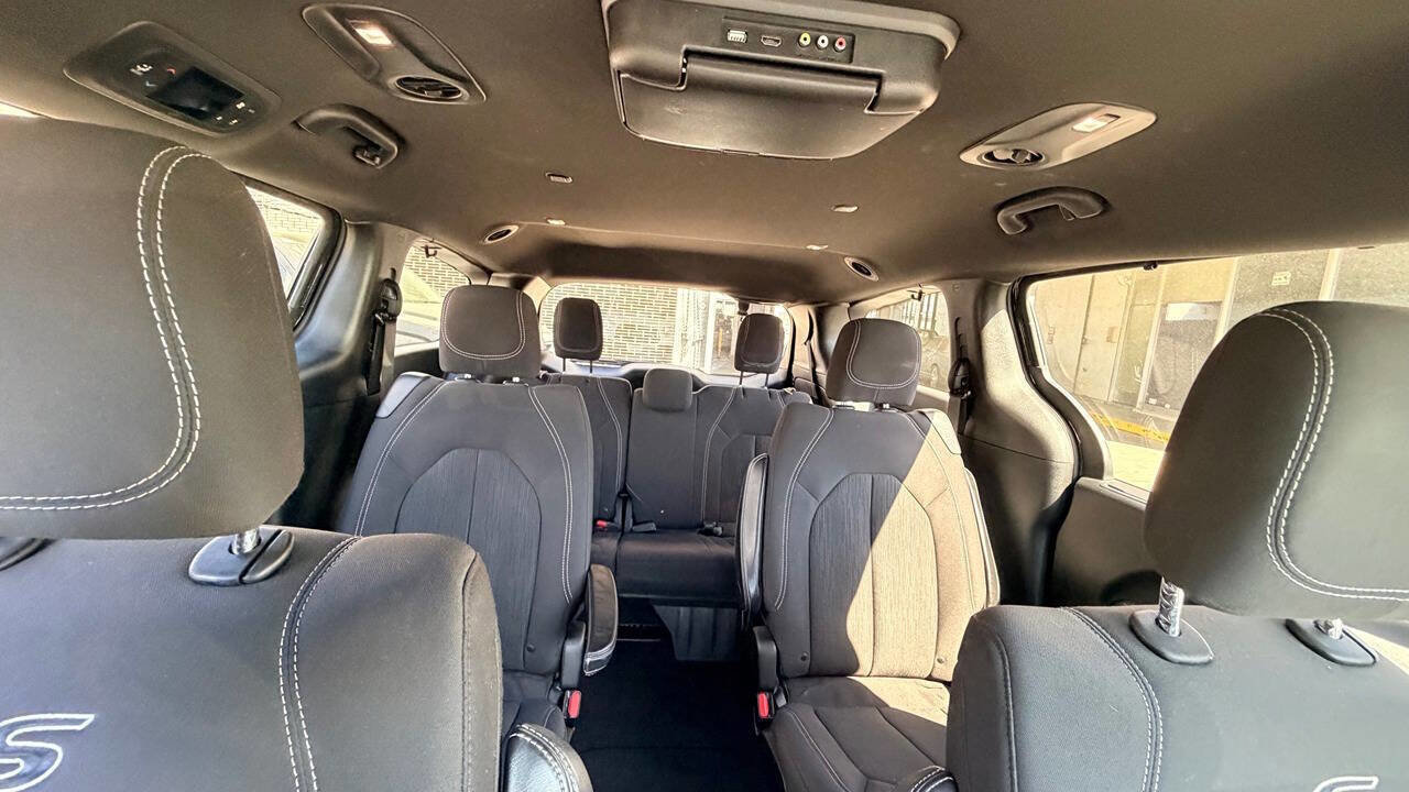 Used 2018 Chrysler Pacifica Touring Plus w/ S Appearance Package image 24