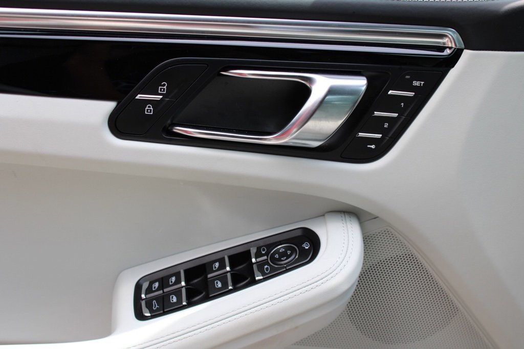 Used 2025 Porsche Macan image 18