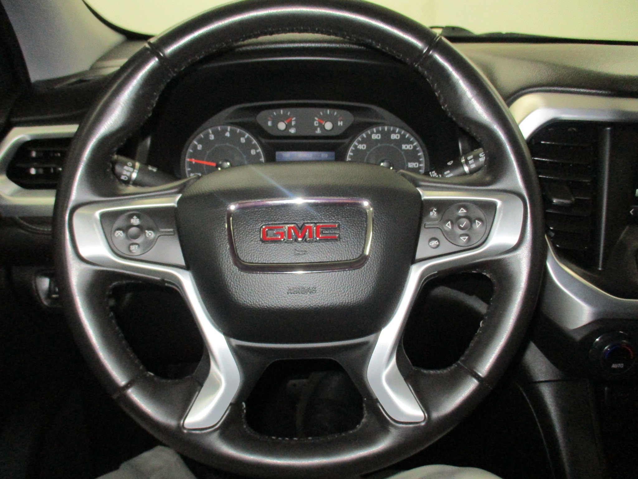 Used 2019 GMC Acadia SLE image 13