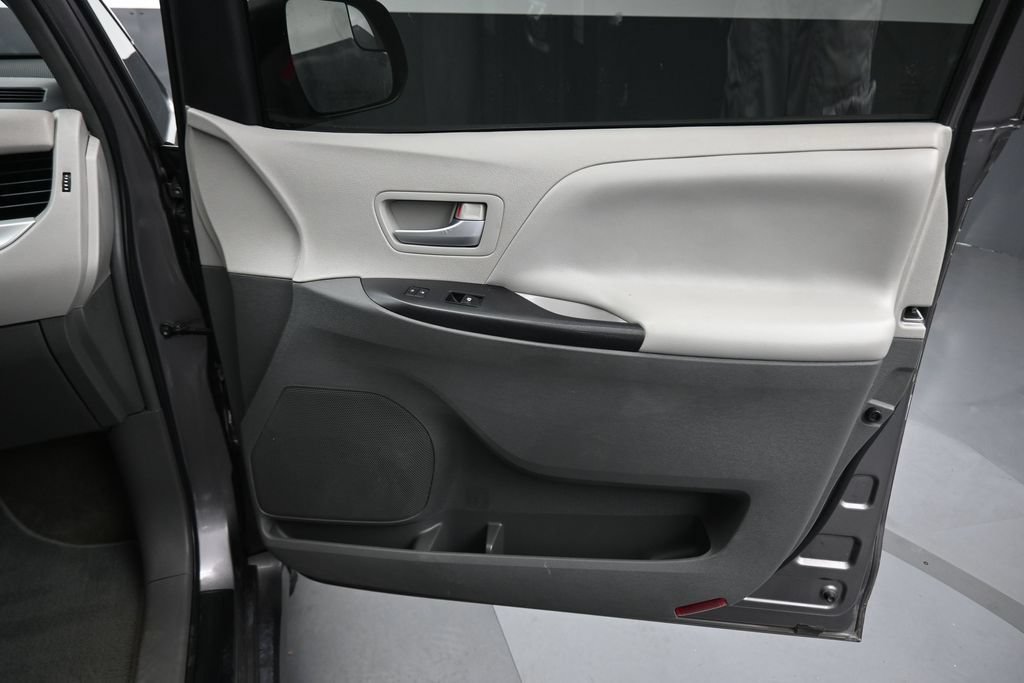Used 2018 Toyota Sienna LE w/ Carpet Mat Package FWD image 48