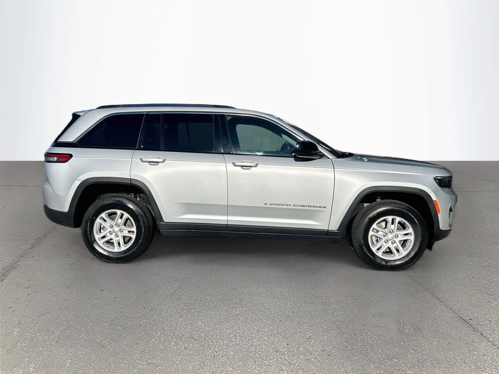 Used 2023 Jeep Grand Cherokee Laredo w/ Luxury Tech Group I AWD/4WD image 3