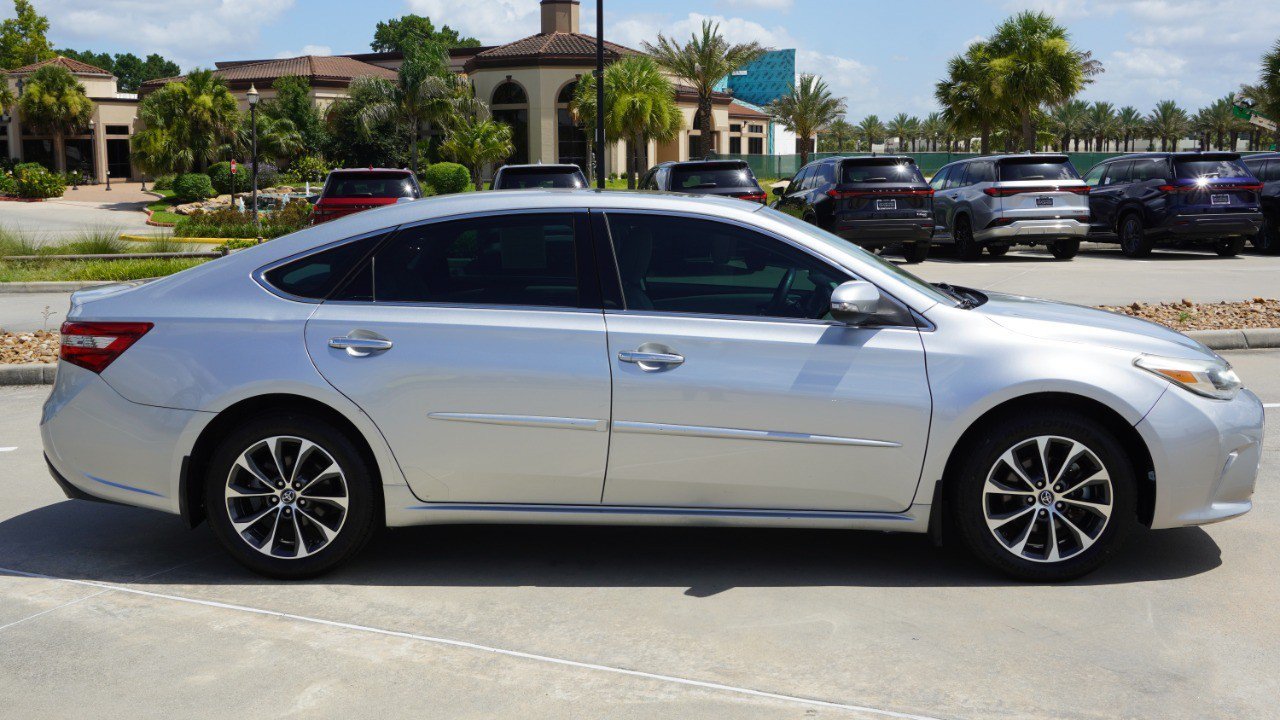 Used 2018 Toyota Avalon XLE Premium FWD image 4