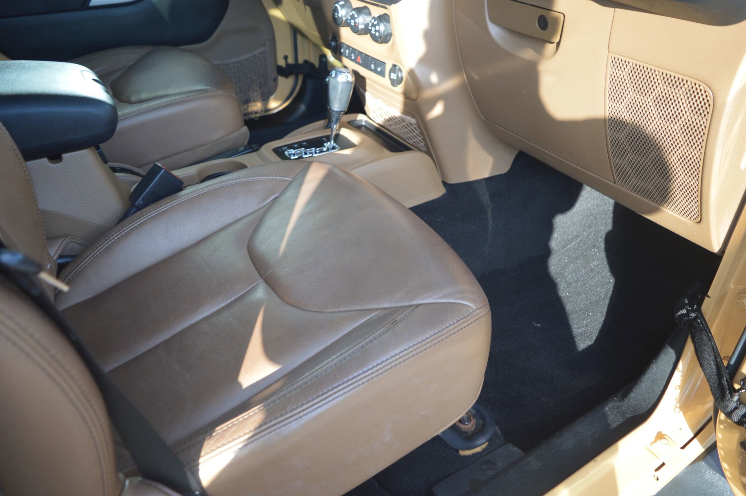 Used 2013 Jeep Wrangler Unlimited Sahara w/ Connectivity Group AWD/4WD image 17