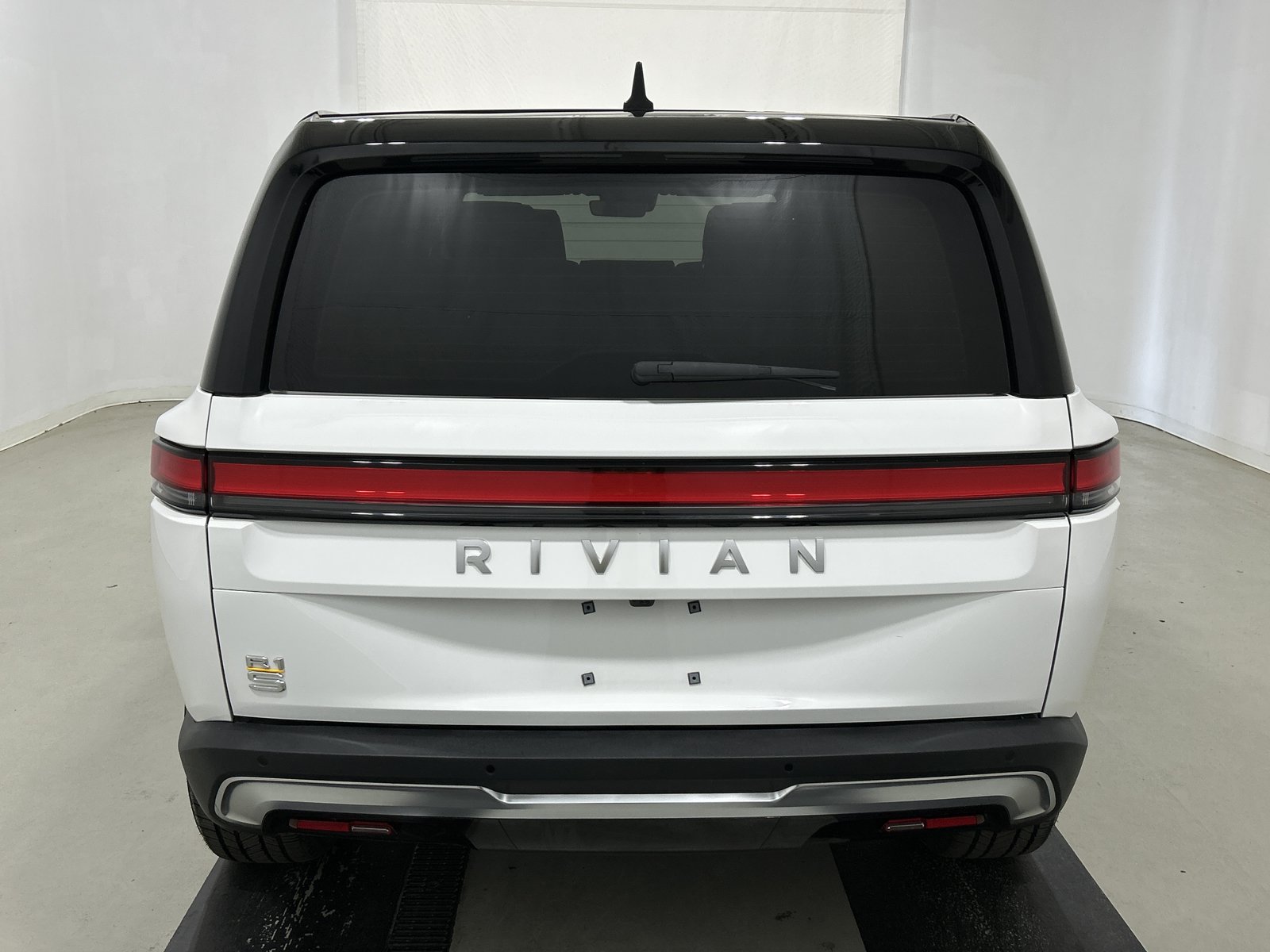 Used 2024 Rivian R1S Adventure AWD/4WD image 4