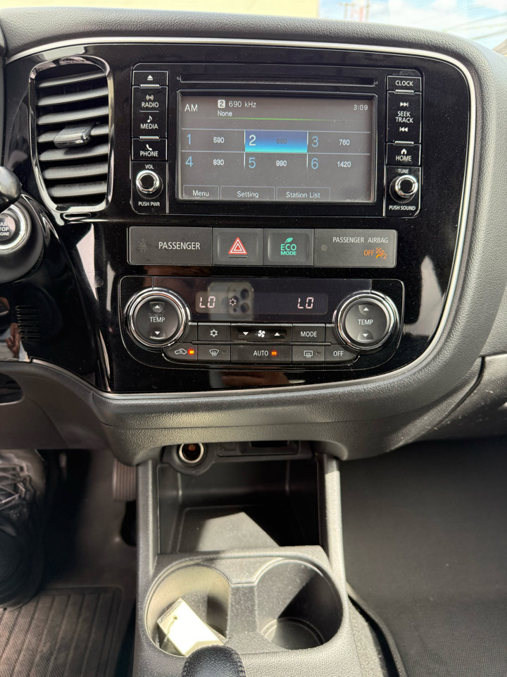 Used 2016 Mitsubishi Outlander SE image 21