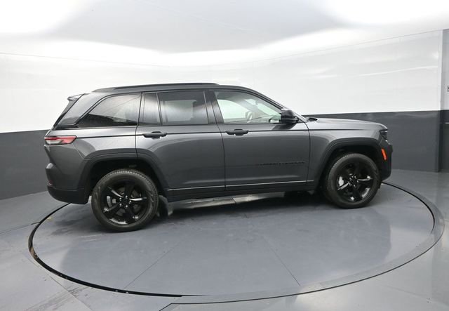 Used 2025 Jeep Grand Cherokee Limited w/ Black Appearance Package AWD/4WD image 9