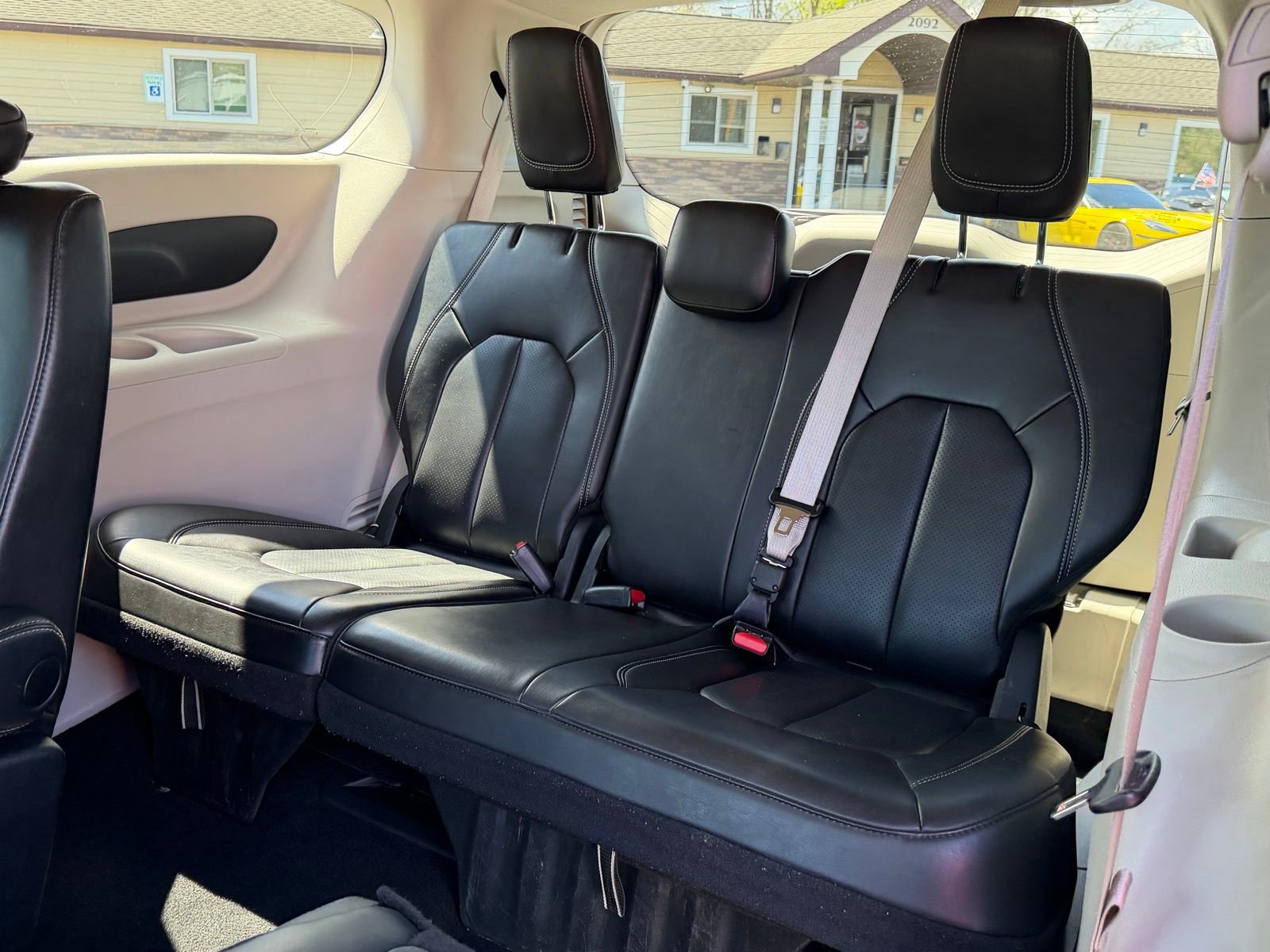 Used 2023 Chrysler Pacifica Touring-L image 16