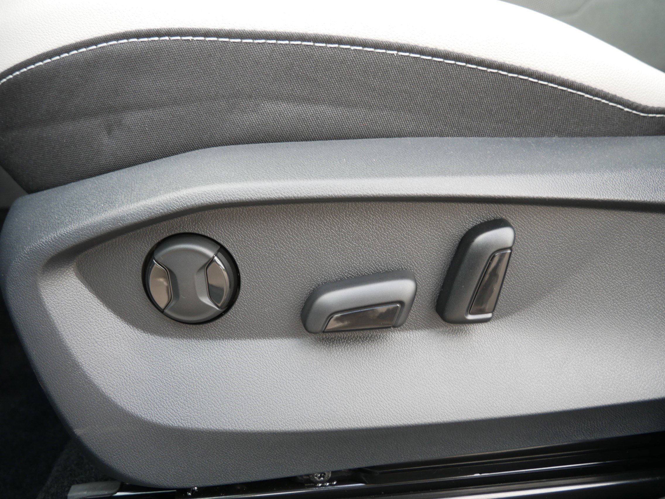 New 2025 Volkswagen Taos SE image 12