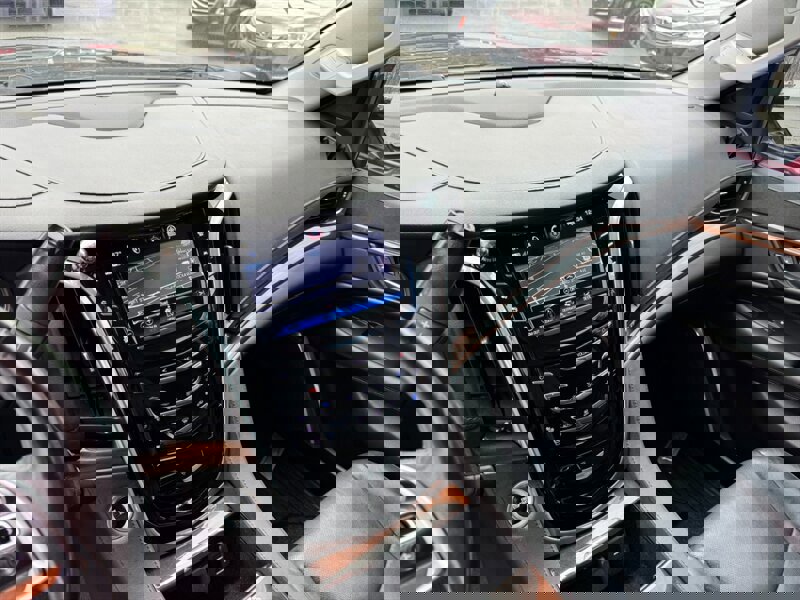 Used 2020 Cadillac Escalade ESV Premium Luxury image 27