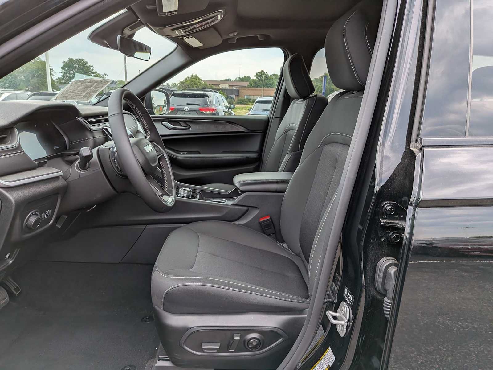 Used 2025 Jeep Grand Cherokee Laredo X w/ Luxury Tech Group I AWD/4WD image 14