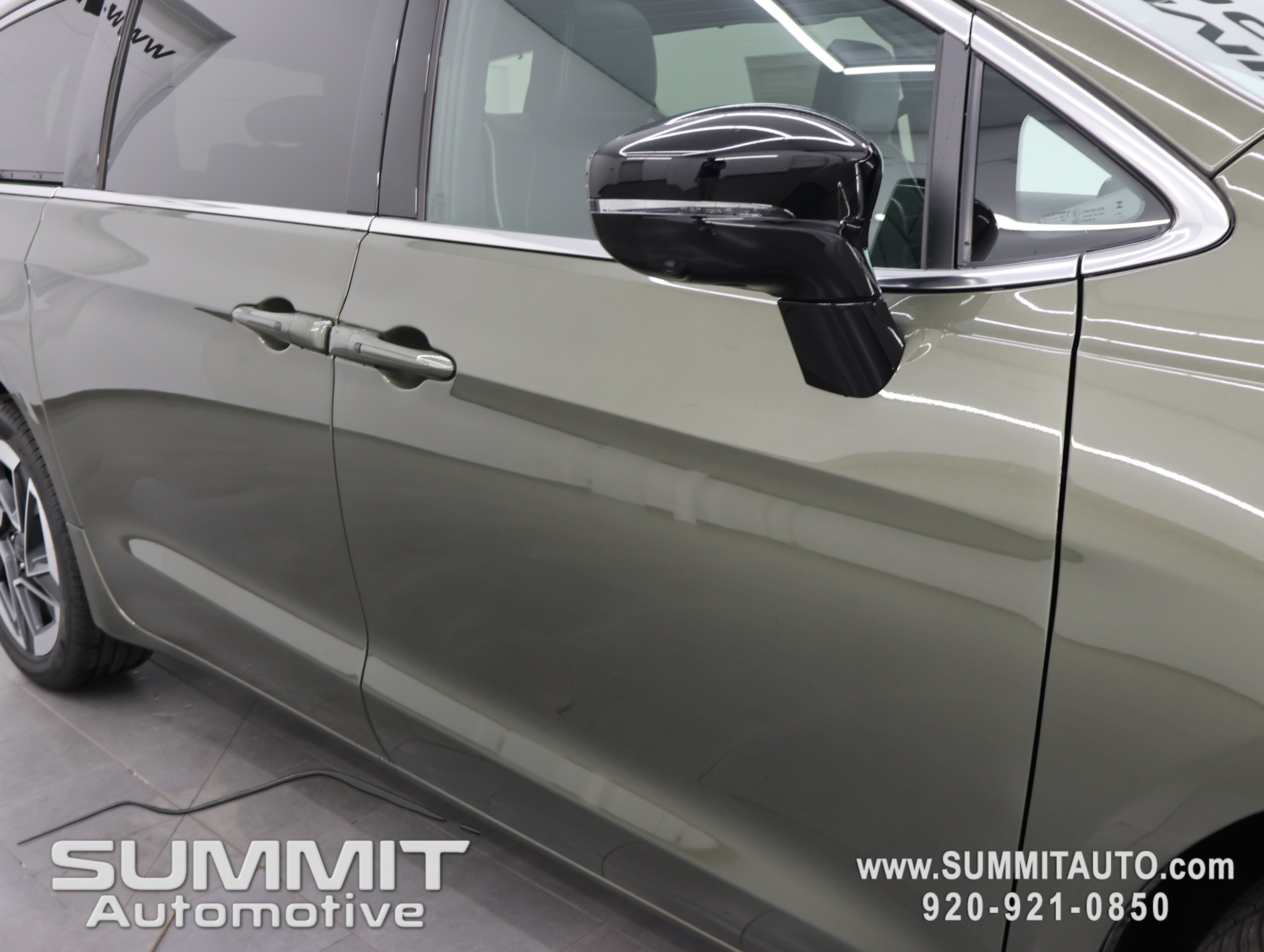 New 2027 Chrysler Pacifica Limited AWD/4WD image 29