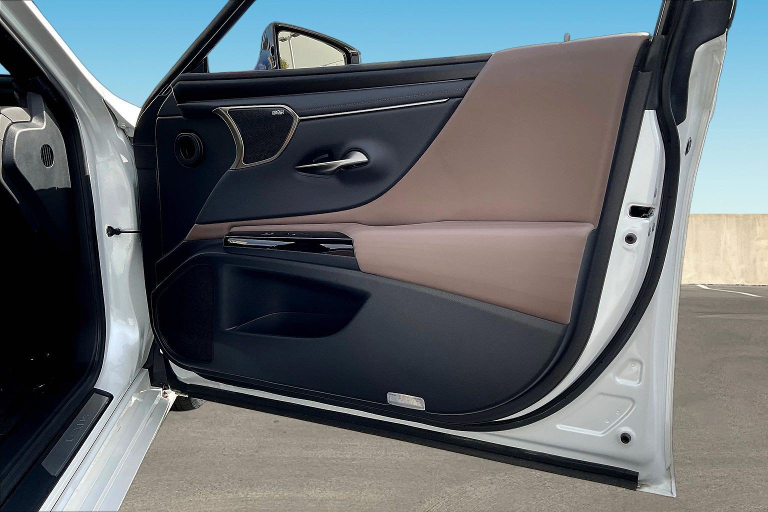 Used 2022 Lexus ES 300h w/ Accessory Package FWD image 27