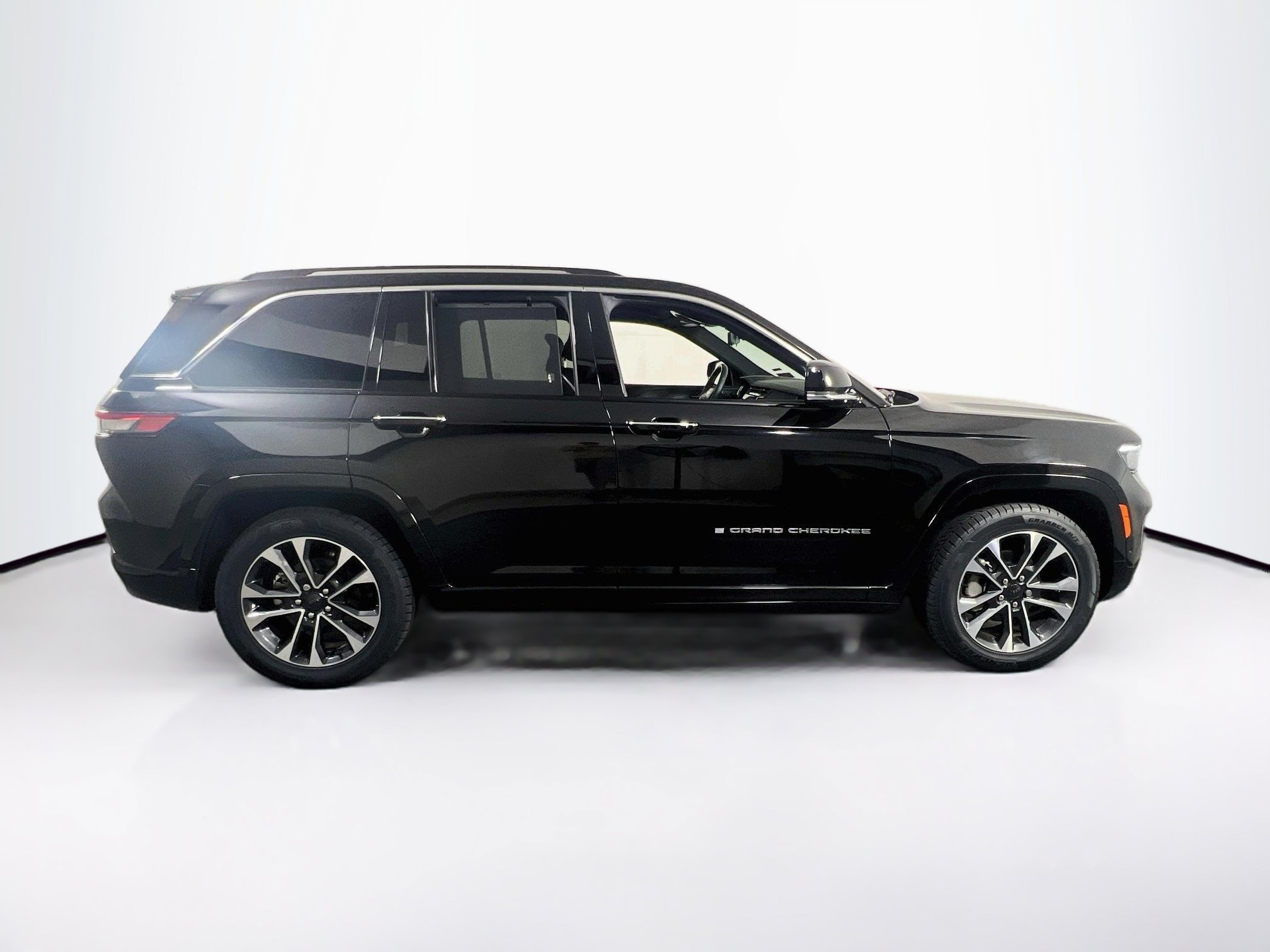 Used 2022 Jeep Grand Cherokee Overland w/ Luxury Tech Group IV AWD/4WD image 4